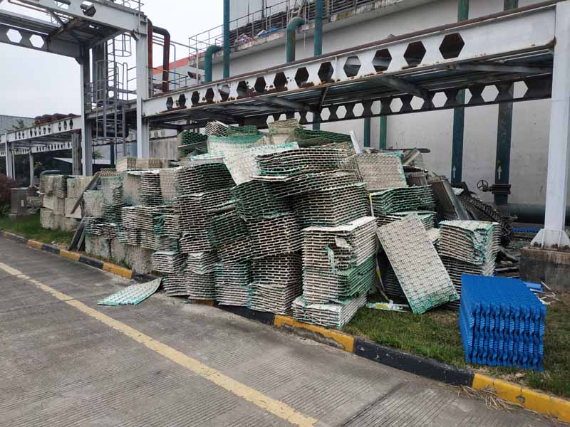 冷却塔维修中填料更换需