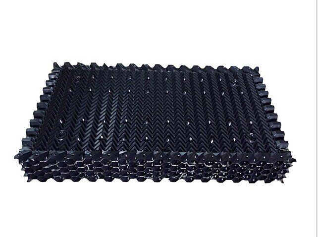 冷却塔填料安装 　　冷却塔填料是冷却塔最重要的部分。它的效率取决于冷却水和空气在填料中的充分接触。该填料耐温50℃~68℃，耐老化，性能优异，耐紫外线，寿命长。简单地说，填料在冷却塔中的作用是增加散热，延长冷却水停留时间，增加换热面积，增加换热。均匀地分配水资源。不是用需要冷却的东西填充塔。冷却塔是一种将热流体(包括水)冷却到合理温度的装置